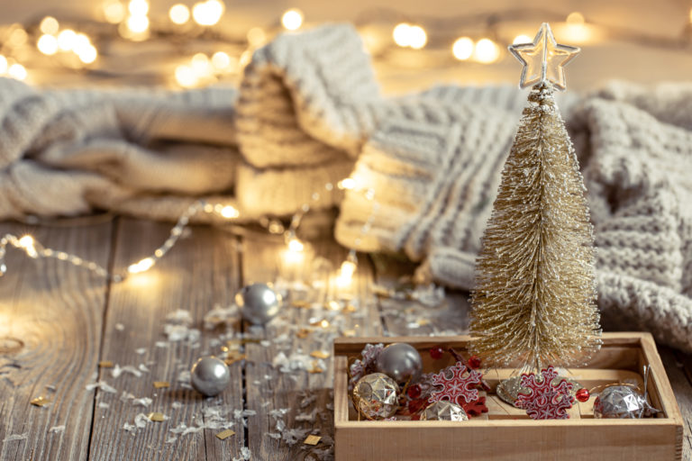 Cozy Christmas background with decorative Christmas tree and bokeh lights.